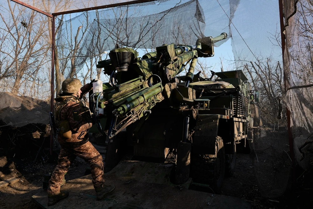 Binh sĩ Ukraine vận hành lựu pháo trên tiền tuyến gần TP Pokrovsk (Donetsk) đầu tháng 2. Ảnh: GETTY IMAGES