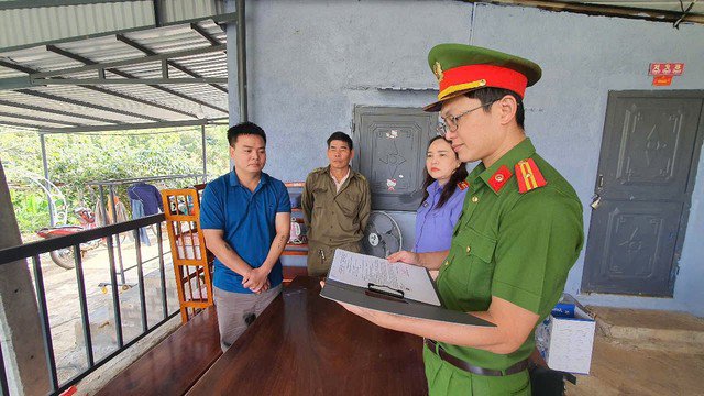 Đối tượng Nguyễn Anh Tuấn (bên trái)