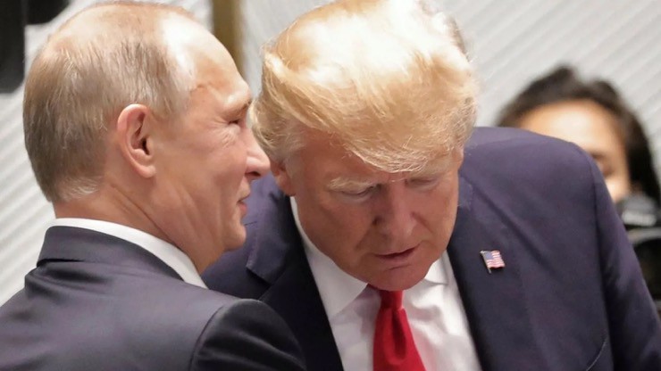 CNN nhận định ông Trump đang ngày càng xích lại gần hơn với ông Putin. Ảnh: Reuters.