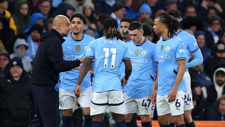 Man City sẽ phải chiến đấu để&nbsp;giành vé dự Champions League mùa tới