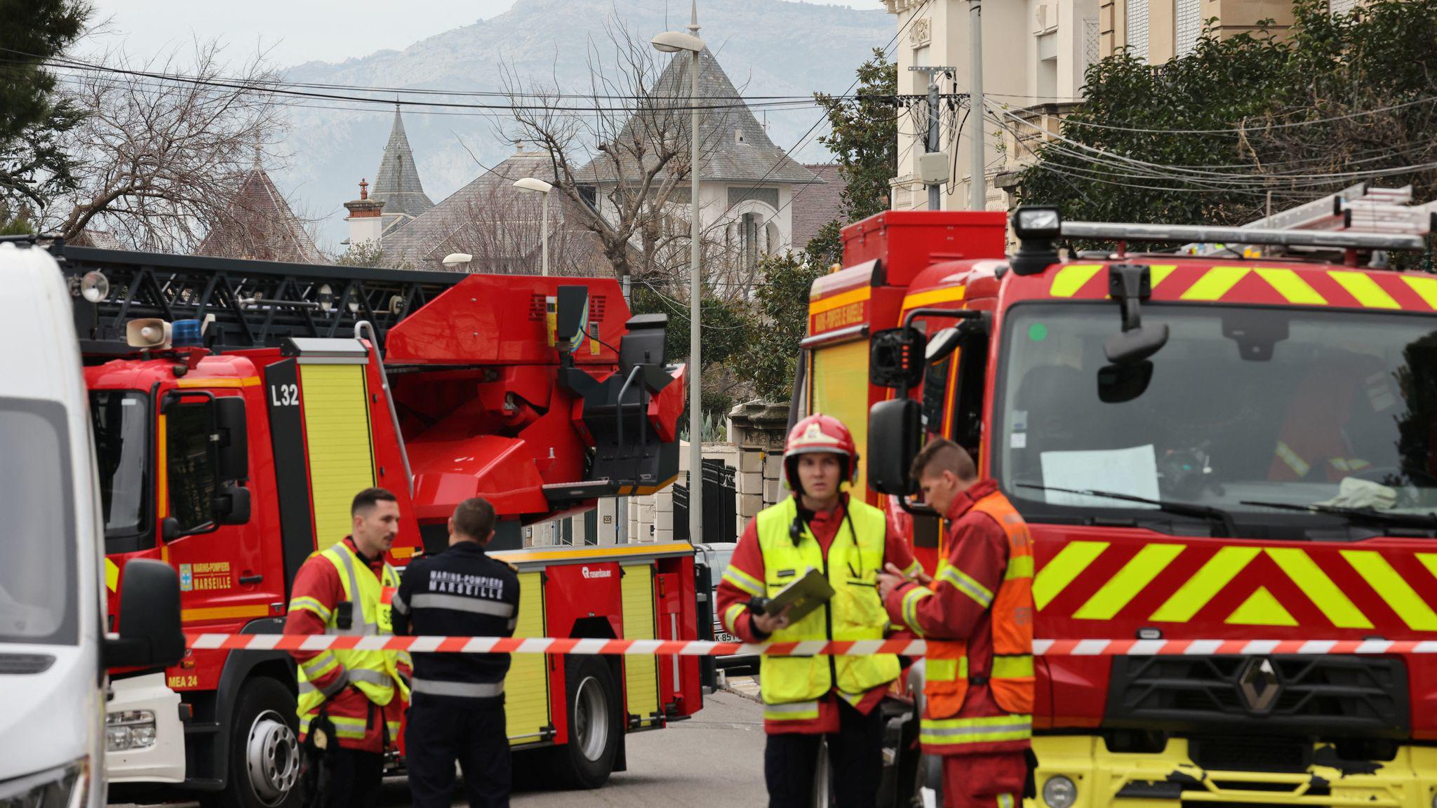 Lính cứu hỏa gần lối vào Tổng lãnh sự quán Nga tại Marseille (ảnh: Reuters)