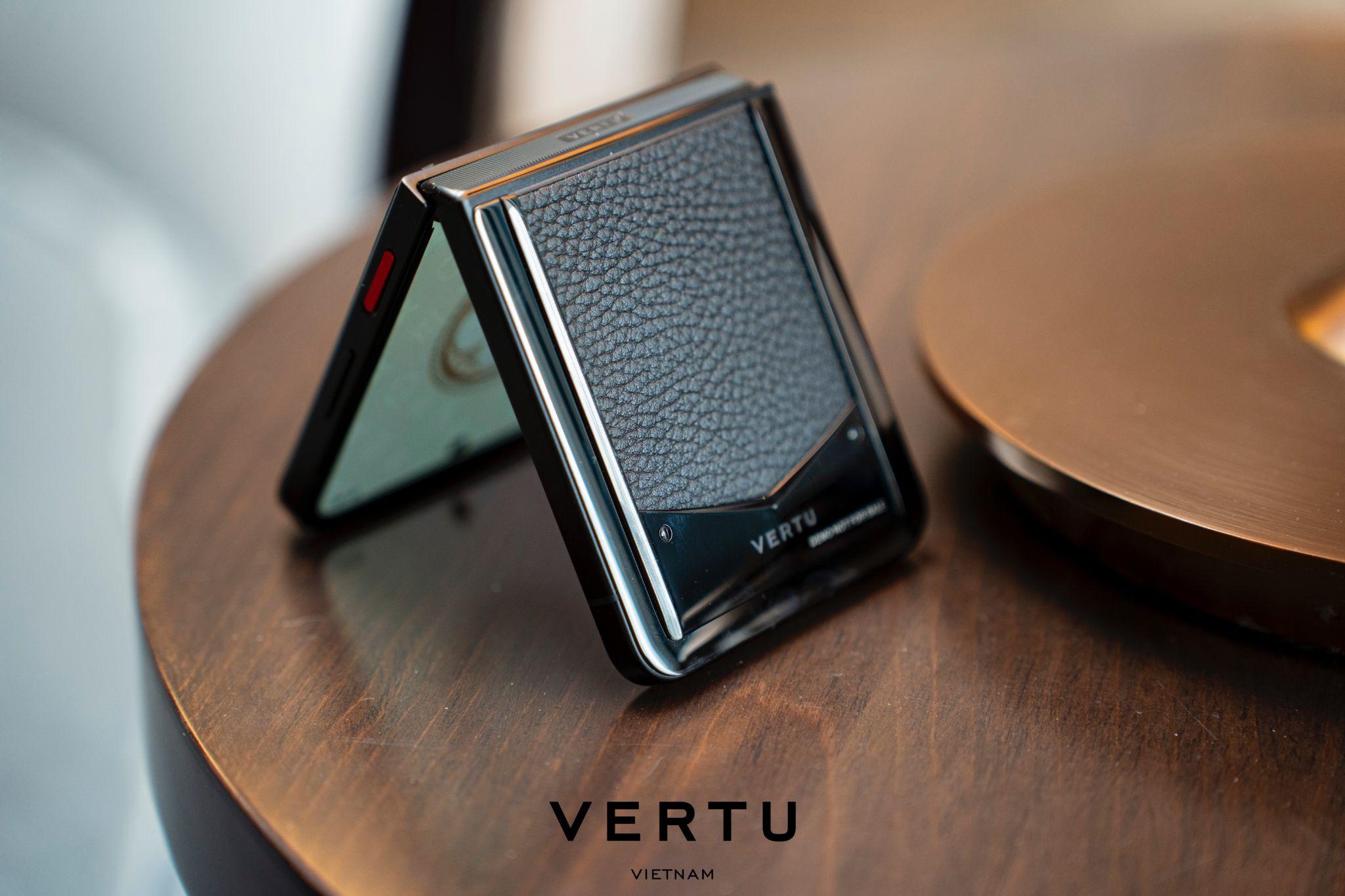 Vertu Ironflip có giá hơn 143 triệu đồng, có phiên bản vài trăm triệu tuỳ chất liệu.