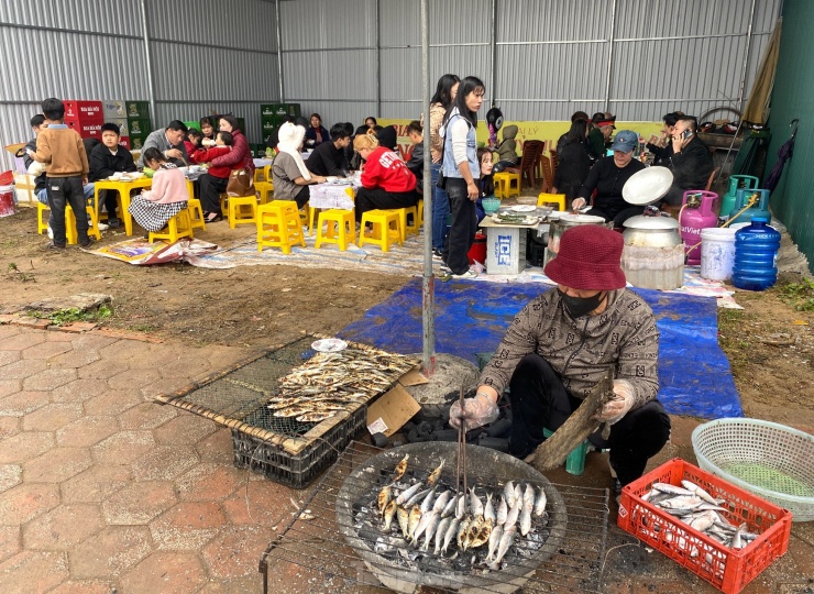 Những ngày đầu năm, hàng vạn du khách thập phương đã hành hương về Đền Cờn, phường Quỳnh Phương. Ngoài vãn cảnh, dâng hương, nhiều du khách còn tranh thủ ghé vào các quầy hàng để thưởng thức món cá trích nướng - món đặc sản nổi tiếng ở ngôi đền thiêng xứ Nghệ.