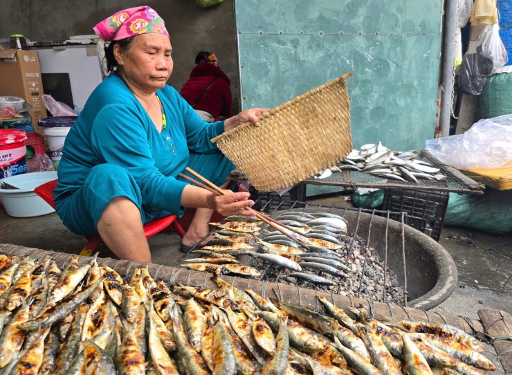 Có "thâm niên" nướng cá bán ở Đền Cờn, bà Phan Thị Hoàn (trú phường Quỳnh Phương, TX. Hoàng Mai, Nghệ An) cho hay, cá dùng để nướng phải là cá tươi, vừa được đánh bắt từ biển lên. Nếu cá không tươi khi nướng sẽ không thơm ngon.