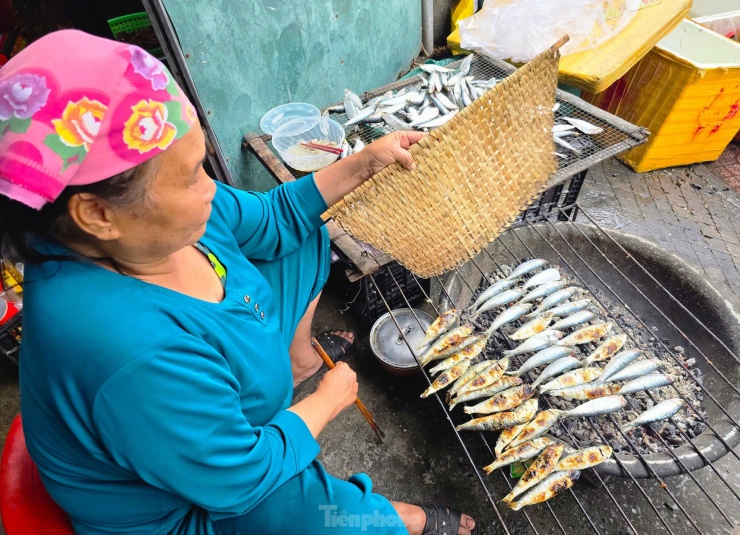 Khách đông, lượng cá nướng nhiều nên công việc của bà Hoàn phải dậy sớm và thường kết thúc vào tối muộn. Tuy nhiên đổi lại, bà Hoàn có thu nhập cao gấp 10 lần những ngày thường. “Dịp đầu năm mới khách đi lễ đền đông nên dễ bán và bán được nhiều. Trừ hết các chi phí thì ngày cũng kiếm được vài triệu đồng”, bà Hoàn nói.