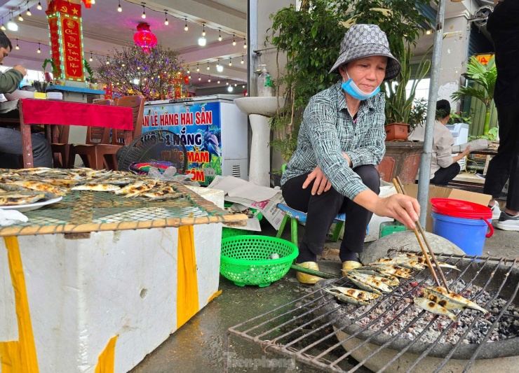 Bà Nguyễn Thị Xuân (63 tuổi, trú phường Quỳnh Phương) cho biết, dịp đầu năm mới đông du khách nên bà phải thuê thêm người về nướng cá bán. Có những ngày, du khách ăn đông nên thợ nướng không kịp phục vụ.