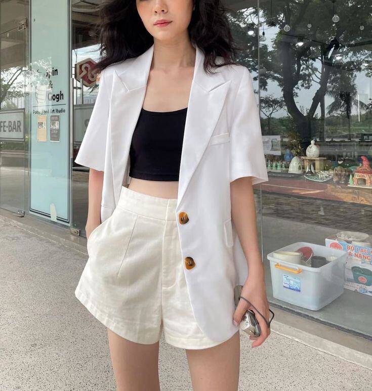 Với giày, một đôi mule hoặc sandal quai mảnh sẽ giúp outfit trở nên mềm mại hơn, còn nếu muốn tăng phần cá tính, hãy thử phối cùng boots cổ lửng hoặc giày oxford.