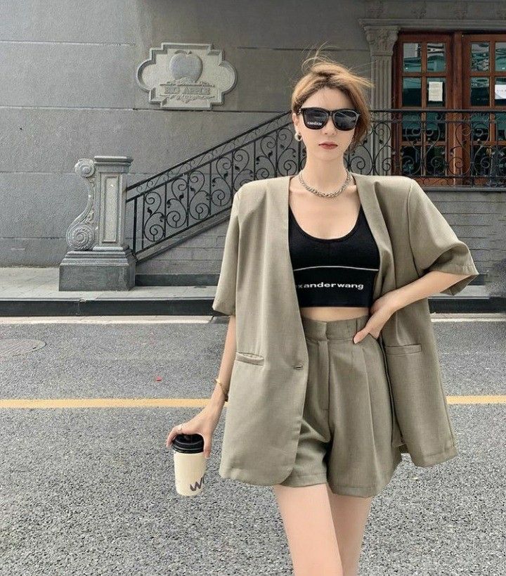 Chiếc blazer dáng rộng không chỉ giúp nâng tầm phong cách mà còn là trợ thủ đắc lực giúp nàng công sở “chống chọi” với những căn phòng điều hòa lạnh buốt.