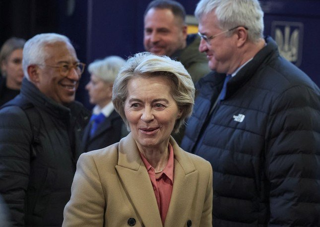 Chủ tịch Ủy ban châu Âu Ursula von der Leyen đến Kiev bằng tàu hỏa. (Ảnh: Reuters)