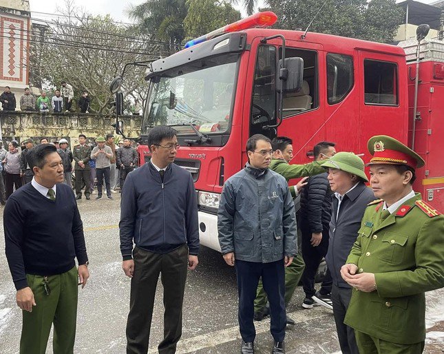 Lãnh đạo công an tỉnh Tuyên Quang trực tiếp chỉ đạo công tác chữa cháy, cứu nạn, cứu hộ.