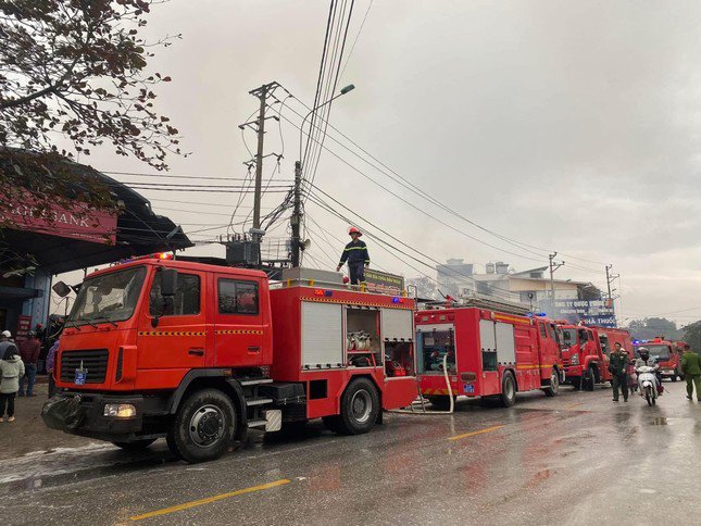 Nhiều xe chữa cháy đến hiện trường dập lửa.