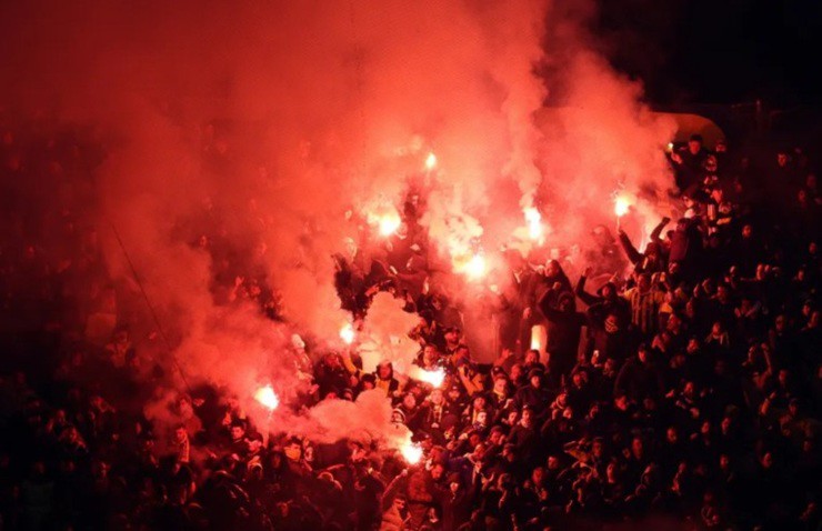 Các CĐV Fenerbahce bị cáo buộc ném pháo sáng về phía người hâm mộ Galatasaray