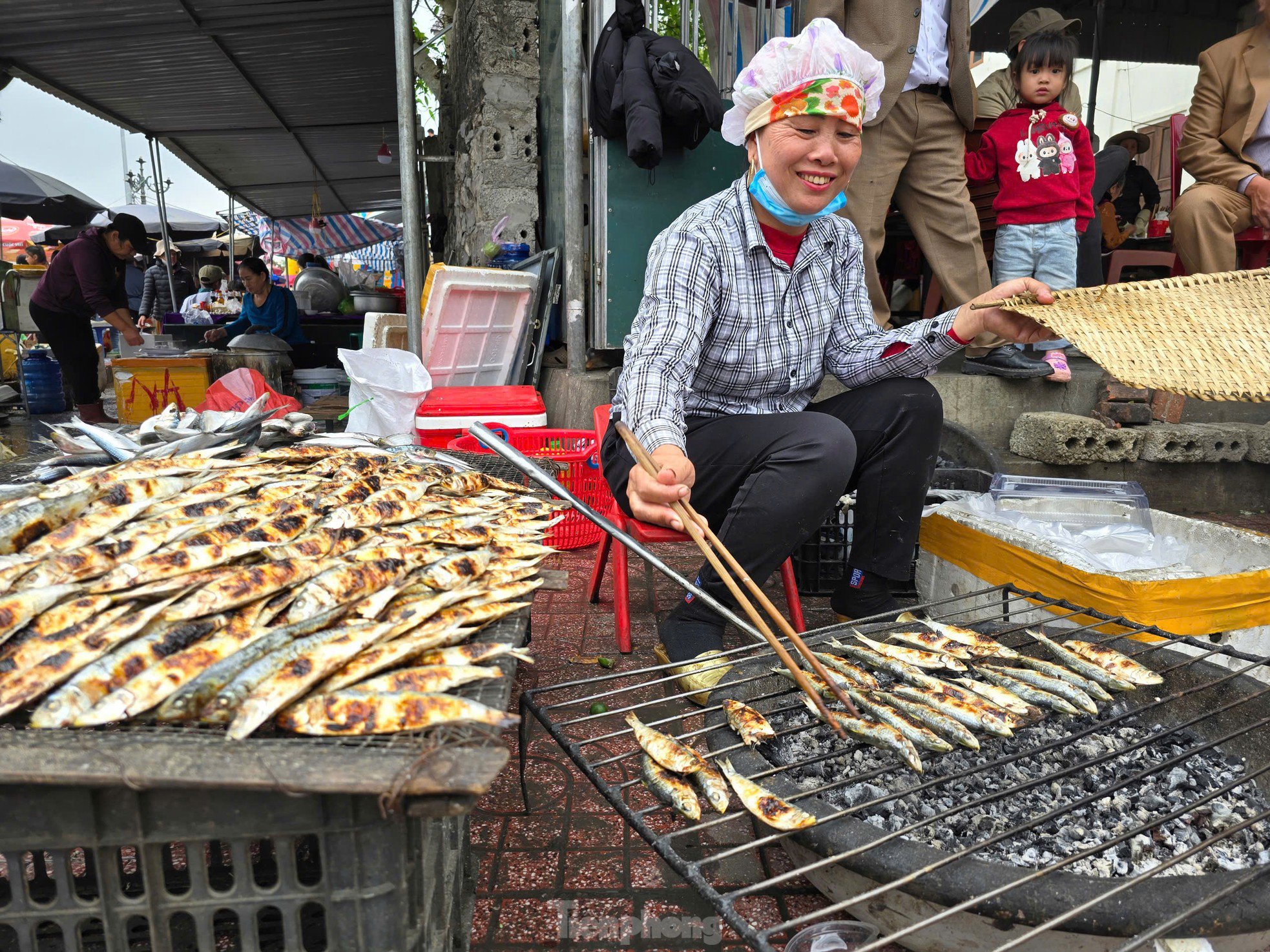 Xung quanh Đền Cờn có hàng chục quán, sạp nướng cá trích.