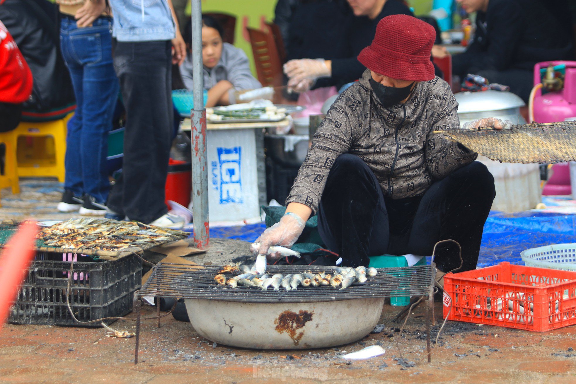 Nướng cá đặc sản không ngơi tay, nhiều người "hốt bạc" mỗi ngày - 10