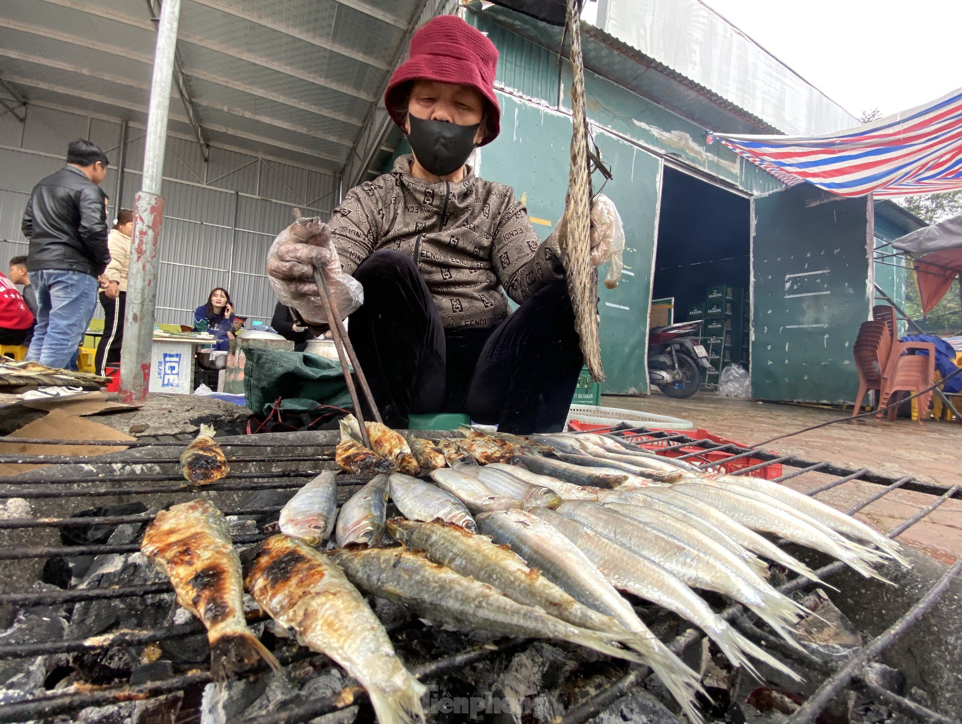 Để cá vừa chín tới, những người thợ sẽ phải trở cá liên tục trên bếp than. "Nướng nhiều quen tay nên mình biết bao nhiêu phút thì cá vừa chín tới. Nếu nướng không quen, cá có thể sống hoặc bị cháy. Khi đó sẽ mất vị ngon, ngọt, béo của cá", bà Trần Thị Thương (trú phường Quỳnh Phương, thị xã Hoàng Mai) nói.