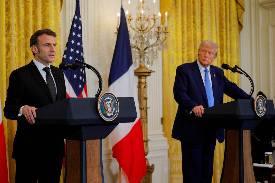 Ông Trump và ông Macron trả lời họp báo ở Nhà Trắng ngày 24/2. Ảnh: Reuters.