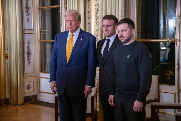 Ông Zelensky gặp ông Trump và Tổng thống Pháp Emmanuel Macron ở Paris vào tháng 12/2024. Ảnh: NYT,