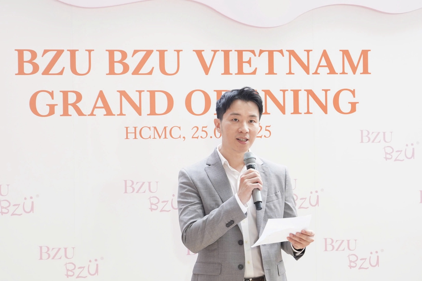 Ông Raphael Jiang – CEO thương hiệu BZU BZU phát biểu tại buổi khai trương