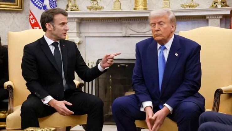 Tổng thống Pháp Emmanuel Macron phát biểu trong khi Tổng thống Donald Trump lắng nghe trong cuộc họp tại Phòng Bầu dục của Nhà Trắng ở Washington, hôm 24/2. Ảnh: NBC