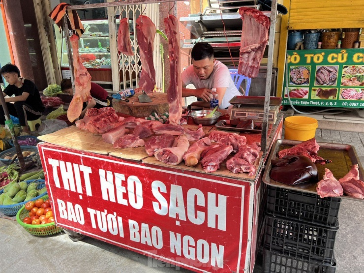 Thịt heo còn ê hề dù đã qua giờ cao điểm chợ.