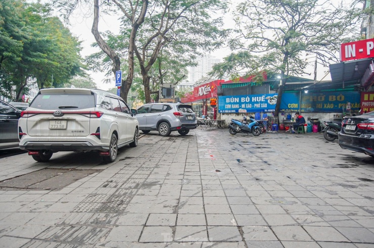 Phố Trần Đại Nghĩa (quận Hai Bà Trưng), một trong tuyến phố đủ điều kiện cho thuê vỉa hè.