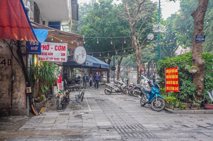 Theo đó, quận Hoàn Kiếm sẽ phân các tuyến phố ra các nhóm như phục vụ du lịch, tuyến phố đi bộ; nhóm tuyến phố kinh doanh có kiểm soát; nhóm phục vụ trông giữ xe. Với các vỉa hè quanh các trụ sở, cơ quan, trường học, sẽ không thực hiện đề án. Khi thí điểm, quận sẽ xác định diện tích sử dụng cho từng tuyến phố, triển khai giám sát định kỳ và lấy ý kiến người dân.