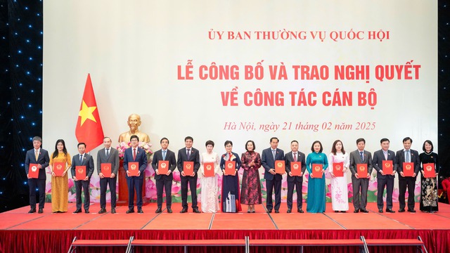 Phó chủ tịch QH Nguyễn Thị Thanh trao quyết định cho các phó chủ nhiệm, ủy viên là đại biểu Quốc hội chuyên trách của Ủy ban Kinh tế - Tài chính. Ảnh: Lâm Hiển