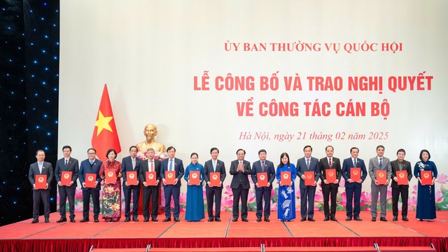 Phó chủ tịch QH Lê Minh Hoan trao quyết định cho các phó chủ nhiệm, ủy viên là đại biểu Quốc hội hoạt động chuyên trách của Ủy ban Văn hóa và Xã hội. Ảnh: Lâm Hiển