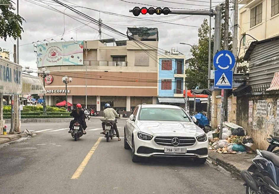 Xe Mercedes của chị A đậu ngược chiều, cạnh chốt đèn giao thông. Ảnh: MT