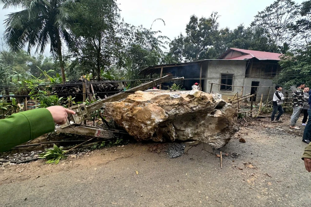 Theo chính quyền địa phương, ngôi nhà bị khối đá rơi xuyên vào ở thôn Cả, xã Ban Công, huyện Bá Thước. Thời điểm đá rơi trong nhà đang có người, nhưng rất may không có ai bị thương.