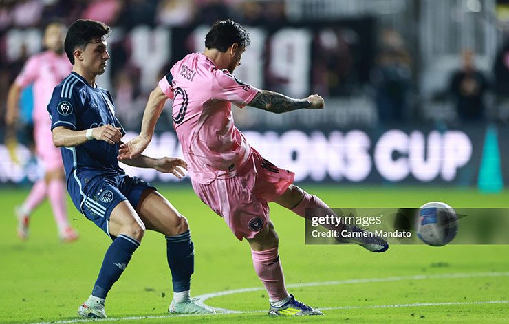 Messi vô-lê&nbsp;ghi bàn đẹp mắt vào lưới&nbsp;Sporting KC