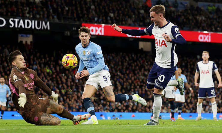 Tottenham (áo trắng) có thể gây ra khó khăn cho Man City