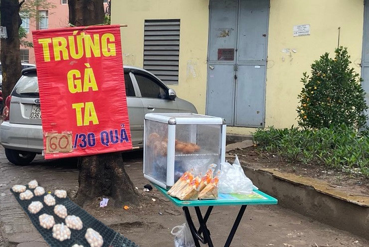 Điểm bán trứng gà ta giá rẻ trên đường Trung Kính (Hà Nội).