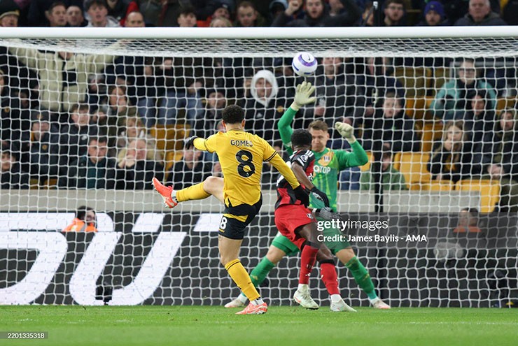 Joao Gomes vô lê tung nóc lưới&nbsp;Bernd Leno