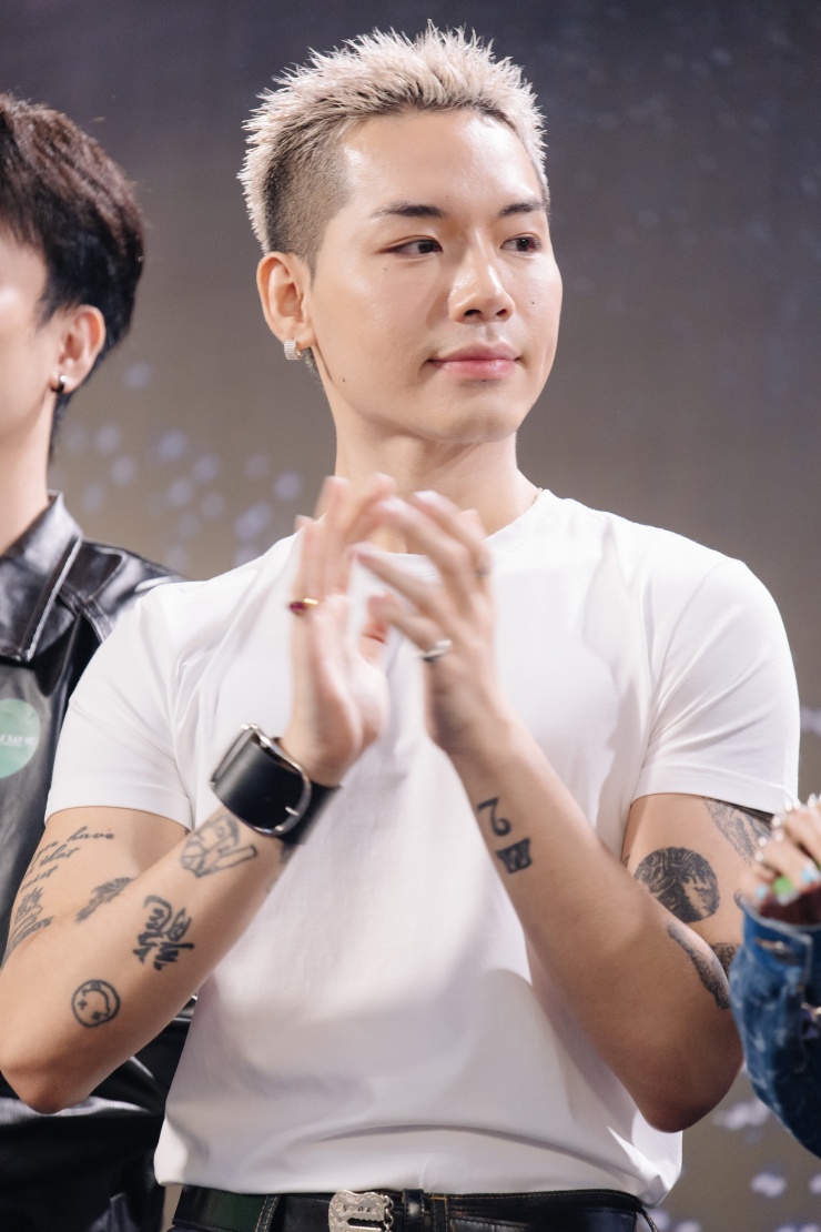 Ngoại hình bụi bặm của Wean Lê tại thảm đỏ có mặt 30 anh trai và dàn nghệ sĩ. Nam rapper thời gian qua được quan tâm nhờ những câu thả thính hài hước, màn tương tác "Baby hả, anh tới chưa - Anh tới rồi" cùng Vũ Thảo My trên sân khấu Anh trai. Tham gia series Đu đêm của Thùy Tiên, rapper sinh năm 1998 tiếp tục có những câu thả thính hoa hậu gây cười.