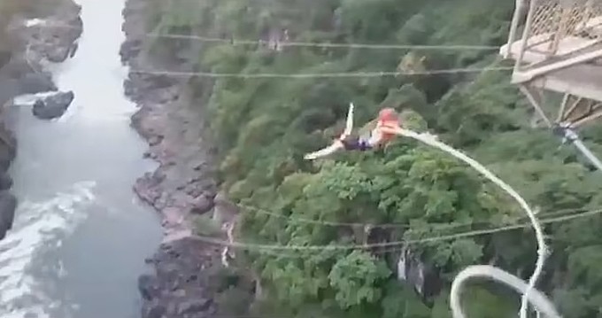 Khoảnh khắc trước khi dây bungee đứt khiến cô gái 20 tuổi rơi xuống dòng sông chảy xiết. Ảnh cắt từ video