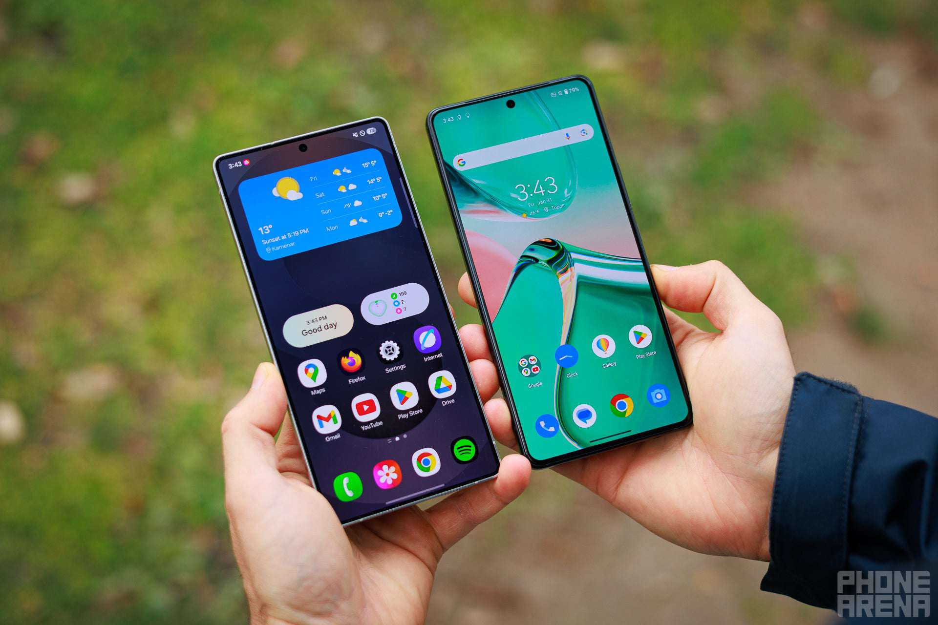 Cả hai điện thoại đều sử dụng công nghệ màn hình AMOLED.