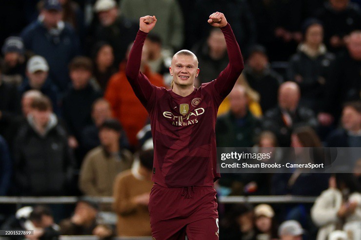 Haaland ăn mừng sau khi ghi bàn vào lưới Tottenham