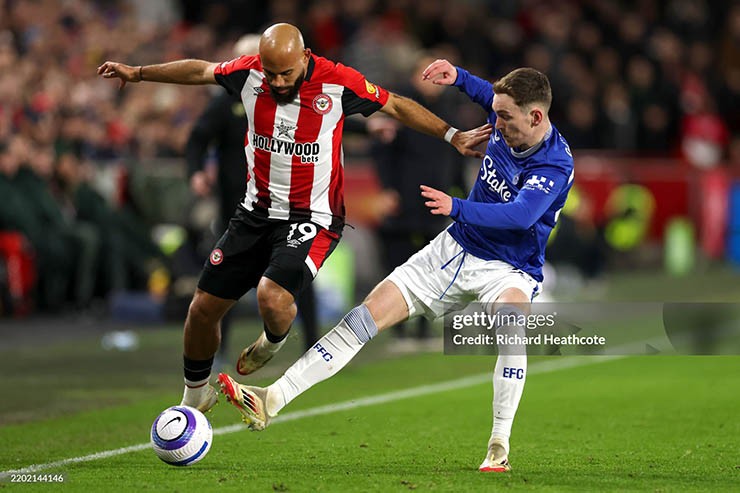 Brentford (áo đỏ trắng) gây ra nhiều khó khăn cho Everton