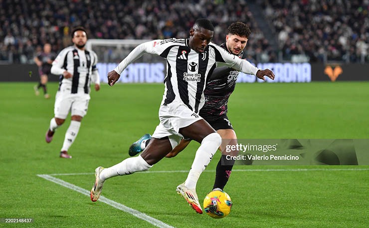 Juventus (áo sọc đen trắng) nỗ lực tấn công trước Empoli