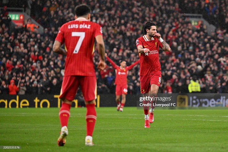 Szoboszlai ăn mừng bàn mở tỷ số cho Liverpool