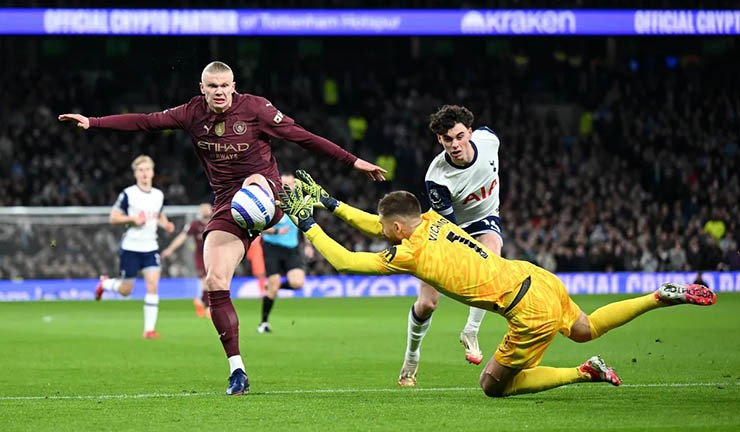 Haaland (áo sẫm) gây ra nhiều khó khăn cho hệ thống phòng ngự của Tottenham