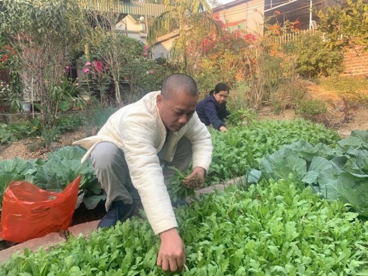 "Cụ Đoành" Trần Bình Trọng khoe nhà ở quê có vườn rau xanh mướt, cơ ngơi đang sống sang trọng "hết nước chấm" - 6
