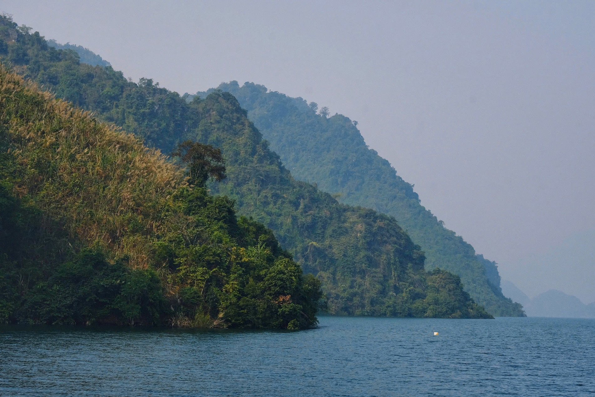 &#39;Vịnh Hạ Long trên cạn&#39; xanh mát ở Hòa Bình, hút khách tới thư giãn tâm hồn - 2