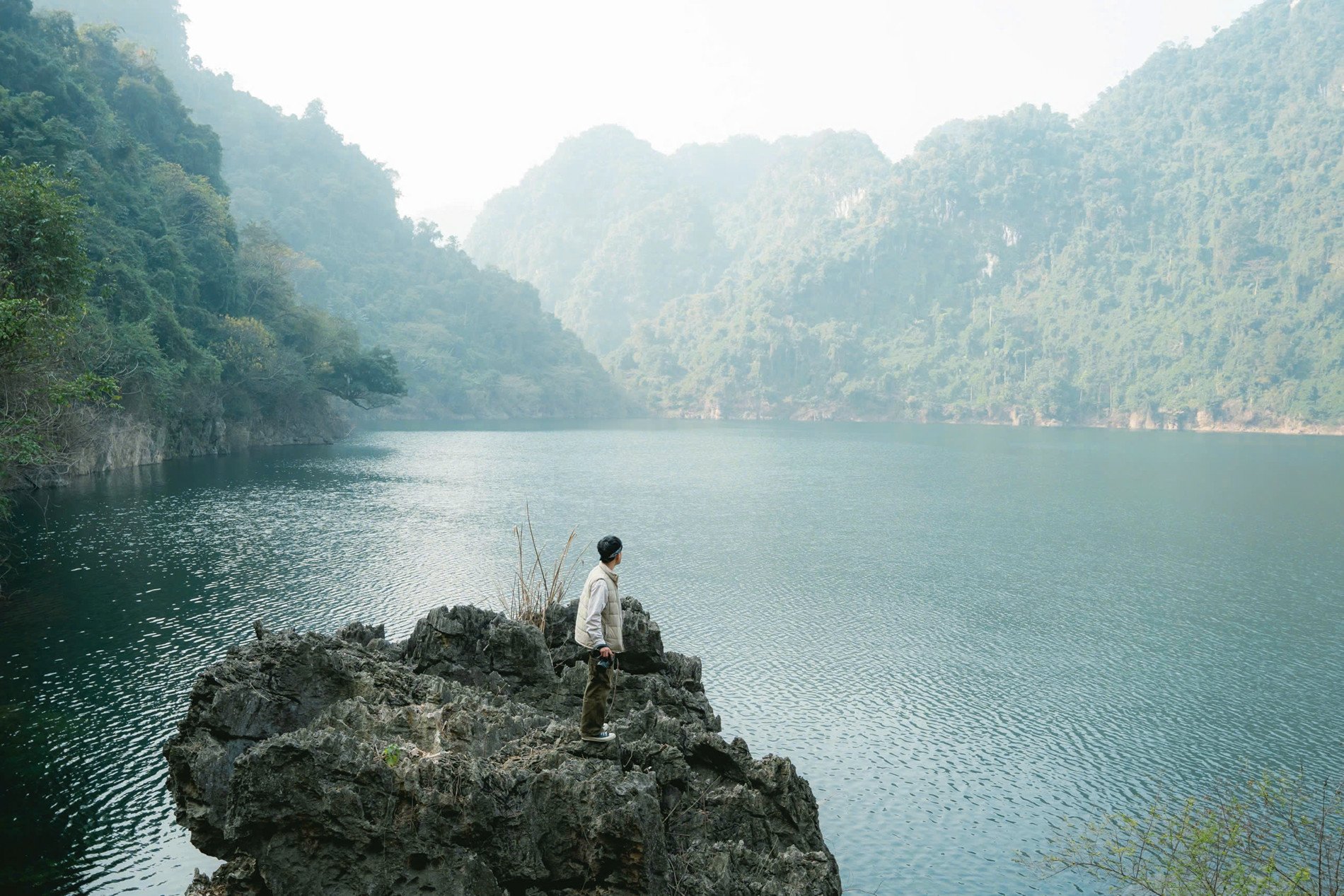 &#39;Vịnh Hạ Long trên cạn&#39; xanh mát ở Hòa Bình, hút khách tới thư giãn tâm hồn - 4