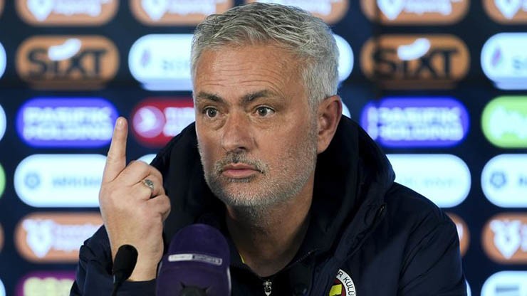 HLV Mourinho bị phạt nặng