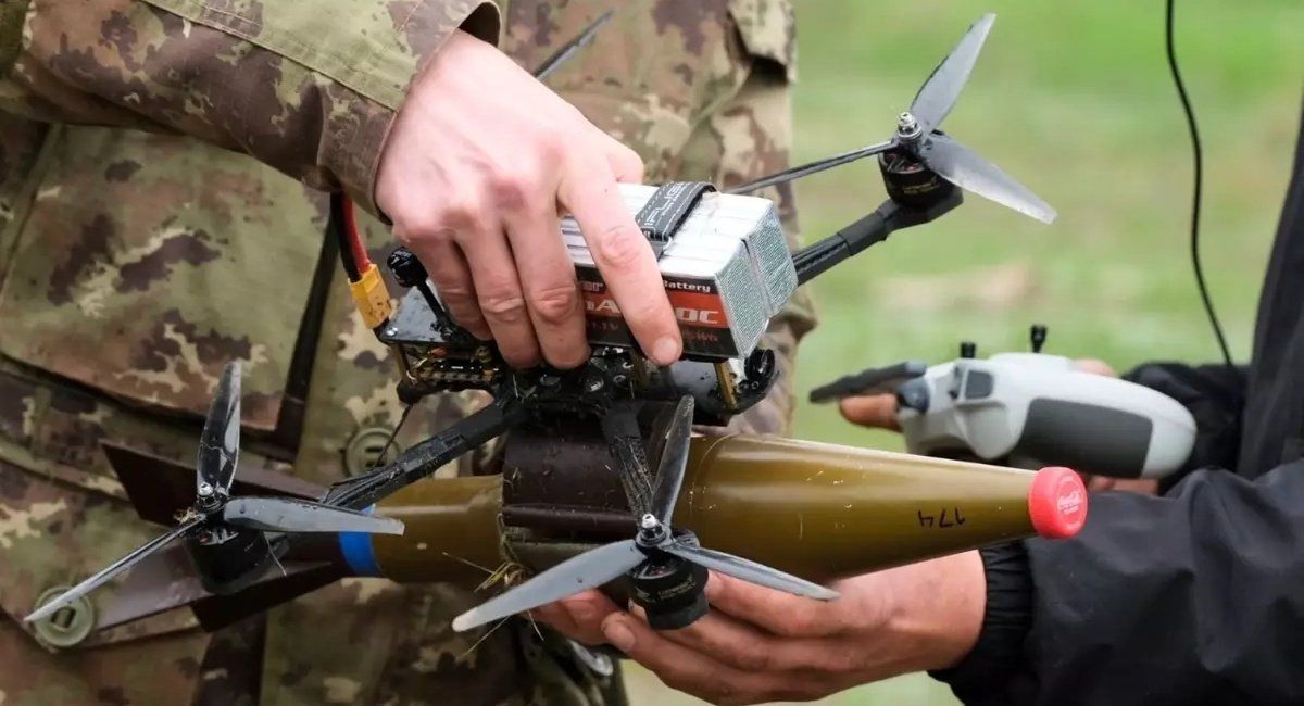 Quân nhân Nga gắn thuốc nổ lên UAV FPV. Ảnh: Defense Express.