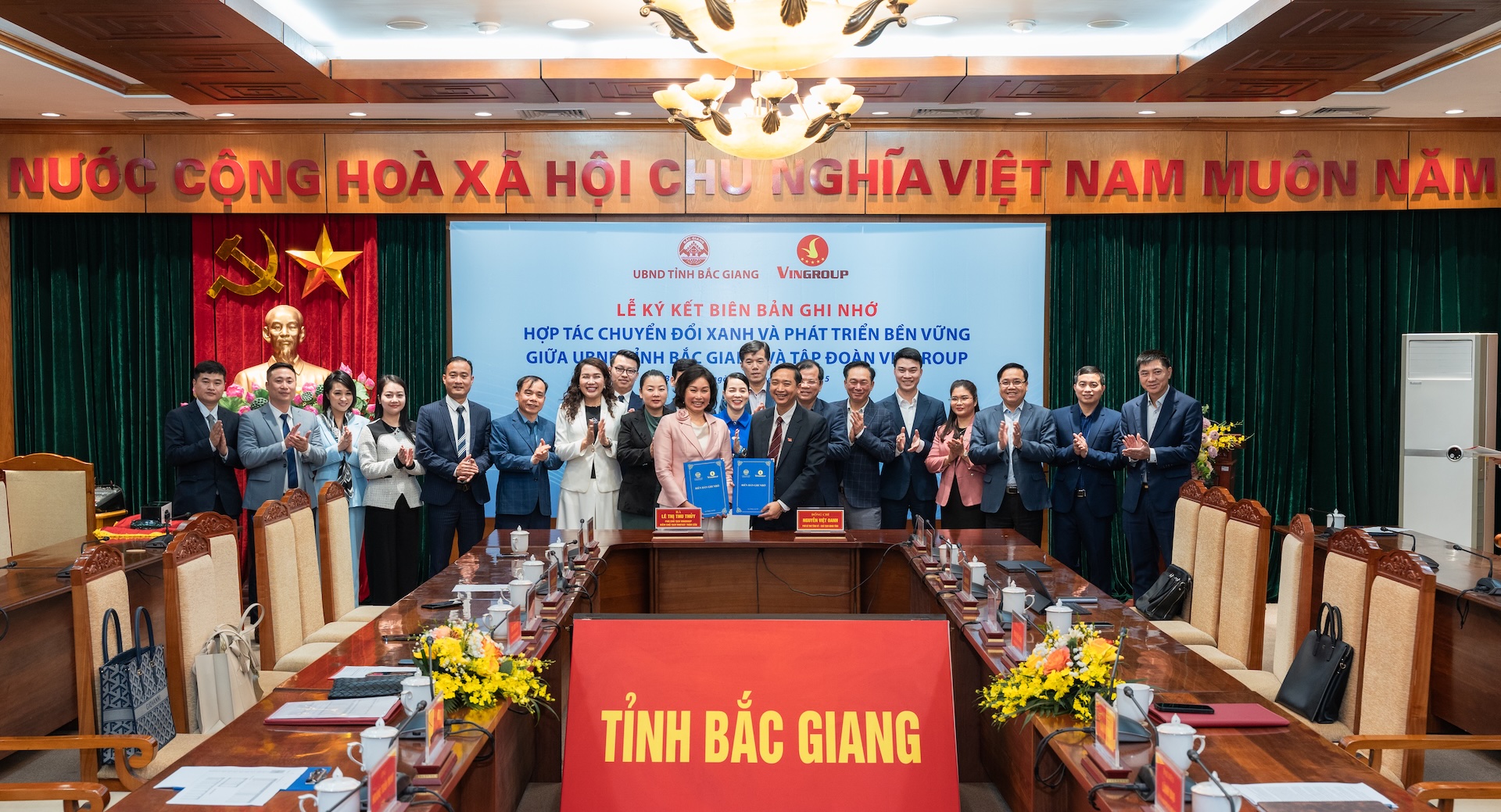 UBND tỉnh Bắc Giang và Vingroup ký kết hợp tác thúc đẩy chuyển đổi xanh, chuyển đổi số - 1