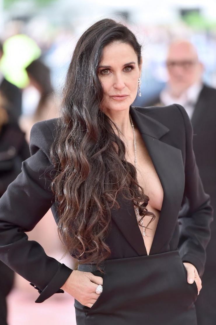 Demi Moore chọn tông trang điểm nude khi tới dự Met Gala 2019. Theo Vogue, người đẹp thừa nhận phẫu thuật thẩm mỹ để cải thiện vóc dáng. Ảnh: Celebmafia