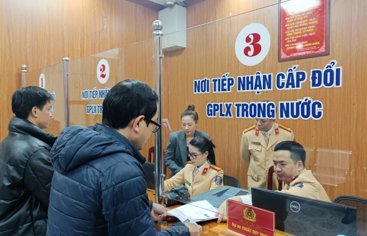 Người dân thực hiện nộp hồ sơ. Ảnh: Thanh Hà.